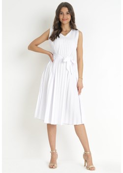 Biała Plisowana Sukienka Midi z Rozkloszowanym Dołem i Materiałowym Paskiem Katinka ze sklepu Born2be Odzież w kategorii Sukienki - zdjęcie 157270723