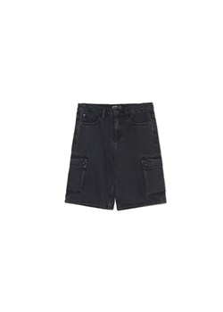 Cropp - Czarne szorty jeansowe z kieszeniami cargo - czarny ze sklepu Cropp w kategorii Spodenki męskie - zdjęcie 157284054