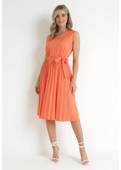 Pomarańczowa Plisowana Sukienka Midi z Rozkloszowanym Dołem i Materiałowym Paskiem Katinka ze sklepu Born2be Odzież w kategorii Sukienki - zdjęcie 157472784