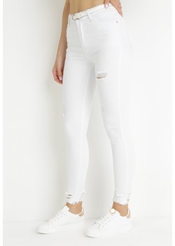 Białe Jeansy Skinny z Przetarciami i Paskiem z Ekoskóry Lilitha ze sklepu Born2be Odzież w kategorii Jeansy damskie - zdjęcie 157488393