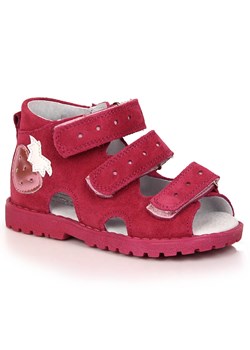 Sandały skórzane dziewczęce z truskawką fuksja Kornecki różowe ze sklepu ButyModne.pl w kategorii Sandały dziecięce - zdjęcie 157507404