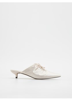 Reserved - Satynowe czółenka - kremowy ze sklepu Reserved w kategorii Klapki damskie - zdjęcie 157516984