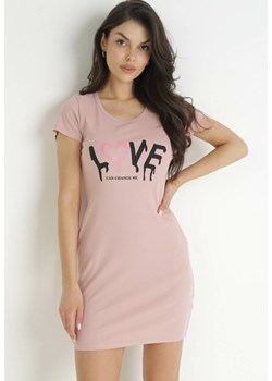 Różowa Bawełniana Sukienka T-shirtowa z Napisem Avera ze sklepu Born2be Odzież w kategorii Sukienki - zdjęcie 157540850