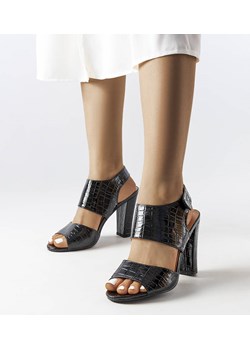 Czarne lakierowane sandały na słupku Hesasne ze sklepu gemre w kategorii Sandały damskie - zdjęcie 157573320