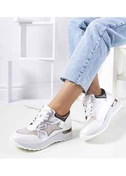 Białe metaliczne sneakersy Torres ze sklepu gemre w kategorii Buty sportowe damskie - zdjęcie 157576694