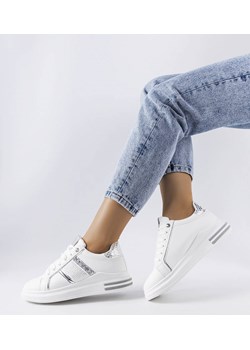 Białe sneakersy zdobione cyrkoniami Xarles ze sklepu gemre w kategorii Trampki damskie - zdjęcie 157578801
