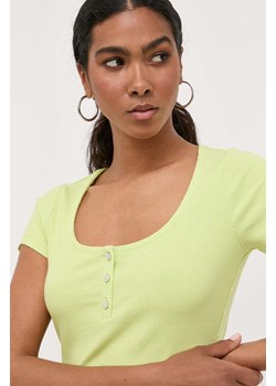 Guess t-shirt KARLEE damski kolor zielony W2YP24 KBCO2 ze sklepu ANSWEAR.com w kategorii Bluzki damskie - zdjęcie 157628563