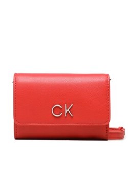 Calvin Klein Torebka Re-Lock Trifold Sm W/Strap K60K611010 Czerwony ze sklepu MODIVO w kategorii Listonoszki - zdjęcie 158056883