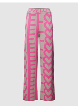 Spodnie o kroju flared cut ze wzorem na całej powierzchni ze sklepu Peek&Cloppenburg  w kategorii Spodnie damskie - zdjęcie 158551974