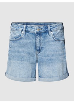 Szorty jeansowe z metaliczną zawieszką model ‘PIXIE’ ze sklepu Peek&Cloppenburg  w kategorii Szorty - zdjęcie 158566134