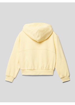 Bluza z kapturem i wyhaftowanymi logo model ‘ESSENTIAL LOGO’ ze sklepu Peek&Cloppenburg  w kategorii Bluzy dziewczęce - zdjęcie 158635492