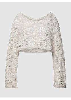 Sweter krótki z dzianiny z haftem angielskim ze sklepu Peek&Cloppenburg  w kategorii Swetry damskie - zdjęcie 158637593