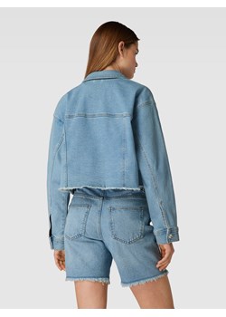 Kurtka jeansowa krótka z postrzępionym dołem ze sklepu Peek&Cloppenburg  w kategorii Kurtki damskie - zdjęcie 158700624