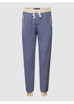 Spodnie dresowe z detalami w kontrastowym kolorze ze sklepu Peek&Cloppenburg  w kategorii Spodnie męskie - zdjęcie 158729843