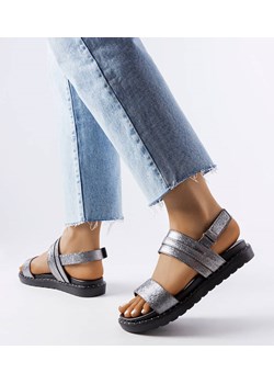 Szare błyszczące sandały Felicienne ze sklepu gemre w kategorii Sandały damskie - zdjęcie 158973374