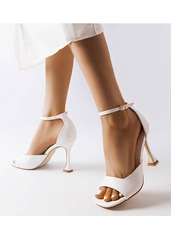 Białe sandały na szpilce z paskiem Delinda ze sklepu gemre w kategorii Sandały damskie - zdjęcie 159120861