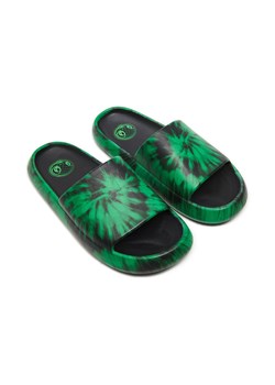 Cropp - Czarno-zielone klapki tie-dye - zielony ze sklepu Cropp w kategorii Klapki męskie - zdjęcie 159143801