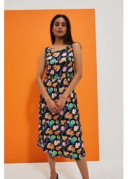 Wzorzysta sukienki midi ze sklepu Moodo.pl w kategorii Sukienki - zdjęcie 159179381