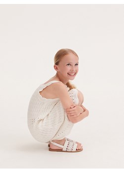 Reserved - Ażurowa sukienka - złamana biel ze sklepu Reserved w kategorii Sukienki dziewczęce - zdjęcie 159183362