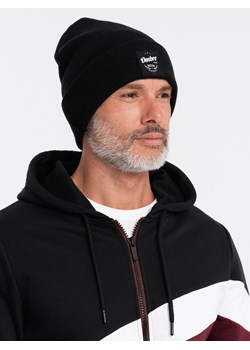 Czapka męska z naszywką - czarna V1 H103 ze sklepu ombre w kategorii Czapki zimowe męskie - zdjęcie 159320002
