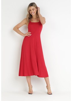 Czerwona Rozkloszowana Sukienka Midi na Szerokich Ramiączkach z Okrągłym Dekoltem Zateni ze sklepu Born2be Odzież w kategorii Sukienki - zdjęcie 160050494