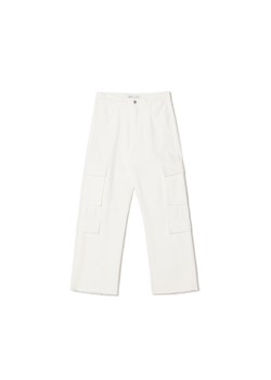Cropp - Kremowe jeansy cargo - kremowy ze sklepu Cropp w kategorii Jeansy damskie - zdjęcie 160054312