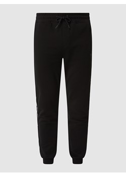 Spodnie z dzianiny dresowej z paskami z logo ze sklepu Peek&Cloppenburg  w kategorii Spodnie męskie - zdjęcie 160587871