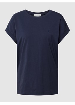 T-shirt z prążkowanym,okrągłym dekoltem model ‘IDAARA’ ze sklepu Peek&Cloppenburg  w kategorii Bluzki damskie - zdjęcie 160591193