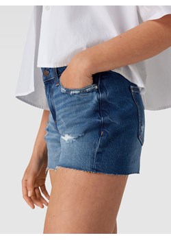 Szorty jeansowe z przetarciami model ‘HOLA’ ze sklepu Peek&Cloppenburg  w kategorii Szorty - zdjęcie 160674140