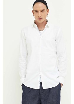 HUGO koszula bawełniana męska kolor biały slim z kołnierzykiem klasycznym ze sklepu ANSWEAR.com w kategorii Koszule męskie - zdjęcie 160898633
