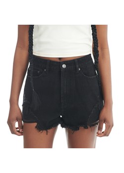 Cropp - Czarne jeansowe szorty z postrzępieniami - czarny ze sklepu Cropp w kategorii Szorty - zdjęcie 160953860