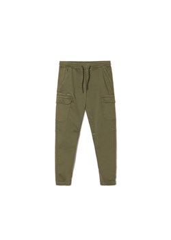 Cropp - Ciemnozielone joggery z kieszeniami cargo - zielony ze sklepu Cropp w kategorii Spodnie męskie - zdjęcie 160965804