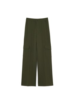 Cropp - Ciemnozielone spodnie z kieszeniami cargo - zielony ze sklepu Cropp w kategorii Spodnie damskie - zdjęcie 160974021