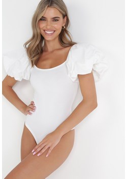 Białe Prążkowane Body z Bufiastymi Rękawami Darcis ze sklepu Born2be Odzież w kategorii Bluzki damskie - zdjęcie 161013481