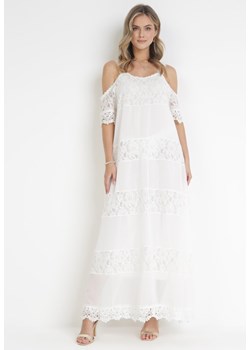 Biała Trapezowa Sukienka Maxi z Wycięciem na Ramionach Ozdobiona Koronką Malayla ze sklepu Born2be Odzież w kategorii Sukienki - zdjęcie 161061123
