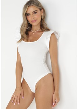 Białe Prążkowane Body na Haftki z Falbankami Juniose ze sklepu Born2be Odzież w kategorii Bluzki damskie - zdjęcie 161061141