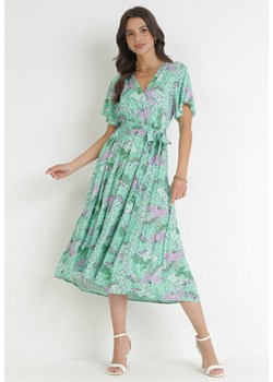 Zielona Sukienka Midi z Wiskozy z Gumką w Pasie i Materiałowym Paskiem Amiko ze sklepu Born2be Odzież w kategorii Sukienki - zdjęcie 161105502