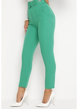 Zielone Garniturowe Dopasowane Spodnie z Materiałowym Paskiem z Klamrą Kerriy ze sklepu Born2be Odzież w kategorii Spodnie damskie - zdjęcie 161186650