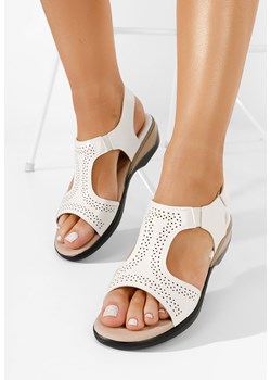 Białe sandały na niskim koturnie Irala ze sklepu Zapatos w kategorii Sandały damskie - zdjęcie 161186914