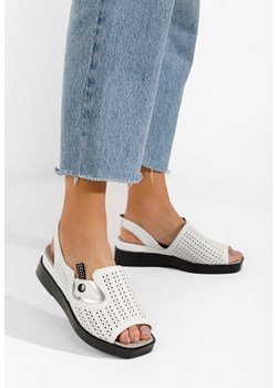 Białe sandały na koturnie Tonara ze sklepu Zapatos w kategorii Sandały damskie - zdjęcie 161186941