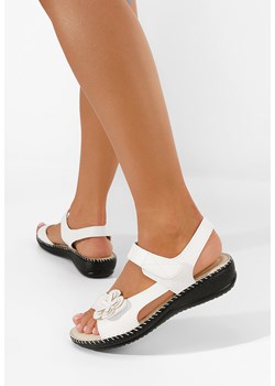 Białe sandały płaski Serva ze sklepu Zapatos w kategorii Sandały damskie - zdjęcie 161186961