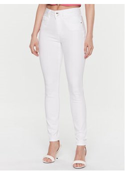 Guess Jeansy Shape Up W3GA35 D4DN1 Biały Skinny Fit ze sklepu MODIVO w kategorii Jeansy damskie - zdjęcie 161198402