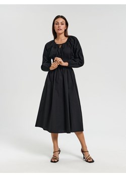 Sinsay - Sukienka midi z wiązaniem - czarny ze sklepu Sinsay w kategorii Sukienki - zdjęcie 161215001