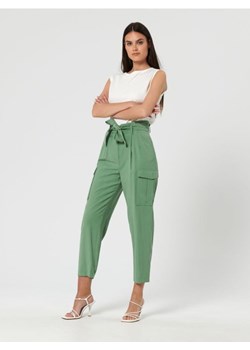 Sinsay - Spodnie z paskiem - zielony ze sklepu Sinsay w kategorii Spodnie damskie - zdjęcie 161216094