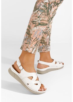 Białe sandały na niskim koturnie Idris ze sklepu Zapatos w kategorii Sandały damskie - zdjęcie 161220801