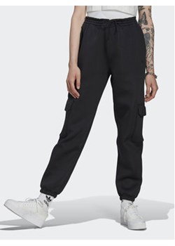 adidas Spodnie dresowe Cargo HM1567 Czarny Regular Fit ze sklepu MODIVO w kategorii Spodnie damskie - zdjęcie 161260032
