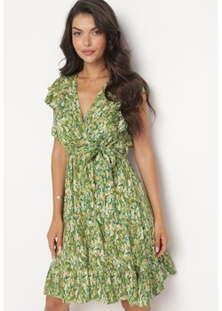 Zielona Wiskozowa Sukienka Midi w Kwiaty z Gumką w Pasie i Falbanką Dilliah ze sklepu Born2be Odzież w kategorii Sukienki - zdjęcie 161280923