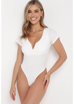 Białe Body z Prążkowanej Dzianiny i Krótkim Rękawem Ivela ze sklepu Born2be Odzież w kategorii Bluzki damskie - zdjęcie 161287363