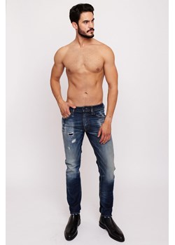 DIESEL - Granatowe jeansy męskie z przetarciami ze sklepu outfit.pl w kategorii Jeansy męskie - zdjęcie 161290151