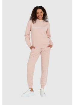 EMPORIO ARMANI - Różowe dresy damskie z białymi logotypami ze sklepu outfit.pl w kategorii Dresy damskie - zdjęcie 161290170